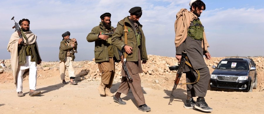 Afgańscy talibowie zaprzeczyli jakoby miały miejsce kontakty ich przedstawicieli z rosyjskimi władzami w celu omówienia wspólnych działań wobec zagrożenia, jakim jest Państwo Islamskie w Afganistanie. Taką informację podała agencja Reutera.