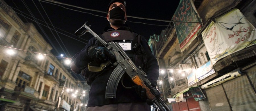 Siły irackie otoczyły kompleks rządowy w Ramadi, ostatni bastion bojowników Państwa Islamskiego (IS) w tym mieście położonym na zachodzie kraju. "Oczyszczamy budynki i ulice wokół kompleksu, żeby wejść do niego" w najbliższych godzinach - powiedział rzecznik irackiego dowództwa Jahja Rasul, cytowany przez agencję Reutera.