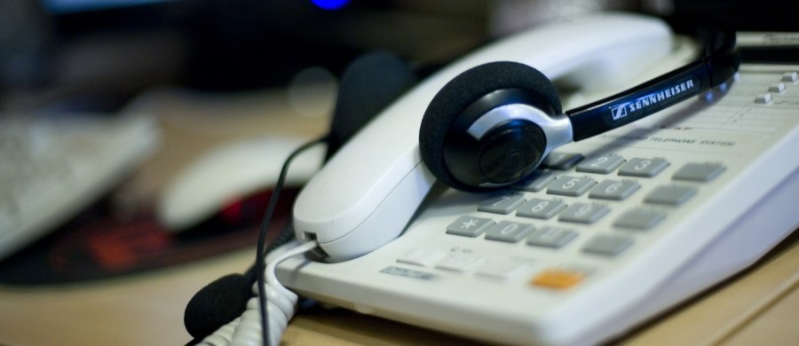 Powołując się na zagrożenie terrorystyczne, PiS zwiększa uprawnienia służb do podsłuchów i inwigilowania internetu. Kontrola będzie mogła trwać aż 18 miesięcy - pisze o tym "Gazeta Wyborcza" w poniedziałkowym wydaniu.