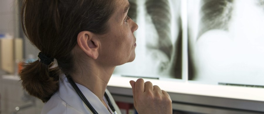 Pielęgniarki już wywalczyły podwyżki, teraz bój o pieniądze toczą lekarze. Minister zdrowia Konstanty Radziwiłł przygotował projekt rozporządzenia, które określa tzw. siatkę płac dla części medyków. Lekarze jednak twierdzą, że stawki, które proponuje, są zbyt niskie. I domagają się dla siebie ustalenia minimalnej pensji w wysokości  aż 12 tysięcy złotych – pisze „Fakt”.