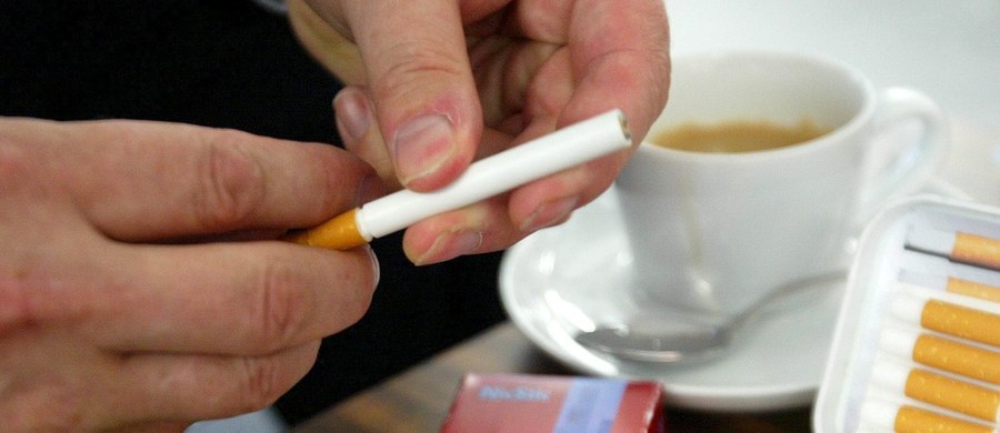 Po 20 latach zakazu papierosy bezdymne ma dopuścić do sprzedaży w Polsce ustawa tytoniowa - pisze dziś "Dziennik Gazeta Prawna". W projekcie, gdy mowa o zakazie dystrybucji wśród osób poniżej 18. roku życia, wymienia się wyłącznie tytoń i e-papierosy, a nie - jak w pozostałych przepisach projektu - tytoń, e-papierosy oraz wyroby innowacyjne.
