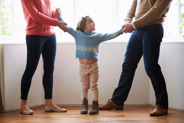 Stefanie i Matthias są rozwiedzeni, ale spotykają się regularnie. Czasem nawet co kilka dni. Dziś główną rzeczą, która ich łączy jest miłość do dzieci. Zdecydowali się sprawować opiekę naprzemiennie.


Wszystko po to, by nastoletnie już dzieci Stefanie i Matthiasa nie musiały wybierać pomiędzy ojcem i matką. – Nigdy nie mieliśmy wątpliwości, że chłopcy potrzebują i mnie, i ojca w takim samym zakresie – mówi Stefanie. Jak dodaje Matthias, jak w każdej rodzinie zdarzają się kłótnie i nieporozumienia, jednak w ostatnich latach udało się to doskonale zorganizować. – Nam i dzieciom jest z tym dobrze. Nie chciałbym, aby było inaczej – komentuje. Dla chłopców oznacza to, że każdego tygodnia muszą się przeprowadzać. Żyją w dwóch miejscach, ale o każdym z nich mówią „dom”. Za każdym razem muszą zabrać ze sobą najpotrzebniejsze rzeczy na cały tydzień. Dzieci w każdy piątek przeprowadzają się do jednego z rodziców. 


Mimo że losy rodziny Stefanie i Matthiasa toczą się pomyślnie, a ich dzieci zadowolone są z decyzji rodziców, bardzo często zdarza się, że rozwód odbija się na pociechach. W wyniku rozstania, dzieci cierpią psychicznie – tęsknią oraz nie mogą odnaleźć się w nowej rzeczywistości. 