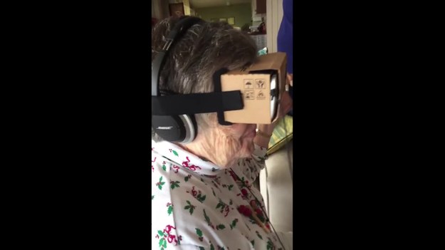 88-letnia Marie nigdy nie miała okazji przejechać się prawdziwym rollercoasterem. Jej rodzina postanowiła spełnić marzenie babci. Niestety, z racji wieku, kobieta nie mogła odwiedzić parku rozrywki. Jej pomysłowi bliscy znaleźli inny sposób, by zabrać ją na wycieczkę. Zbudowali dla niej Google Cardboard, gogle wirtualnej rzeczywistości, dzięki którym mogła ona poczuć się jak w rozpędzonym wagoniku kolejki górskiej. Dla seniorki rodu było to pierwsze w życiu bezpośrednie spotkanie z tego typu technologią. Jej reakcja jest komiczna.
