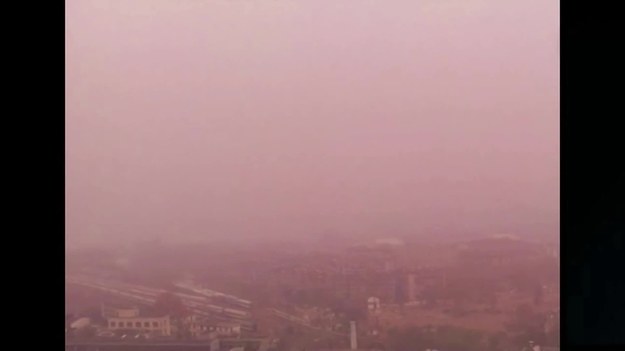 W ostatnim czasie w Chinach odnotowano kolejne niechlubne rekordy wzrostu zanieczyszczenia powietrza. Sytuacja jest tak zła, że władze dwukrotnie zdecydowały się ogłosić czerwony alert, najwyższy stopień zagrożenia skażonym powietrzem. 


Tak kilka dni temu wyglądało Nankin, stolica wschodniej prowincji Jiangsu. Miasto spowiła gęsta, dusząca mgła. Czerwone zabarwienie zawdzięcza ona zachodzącemu słońcu. Tak wkrótce mogą wyglądać polskie miasta… 