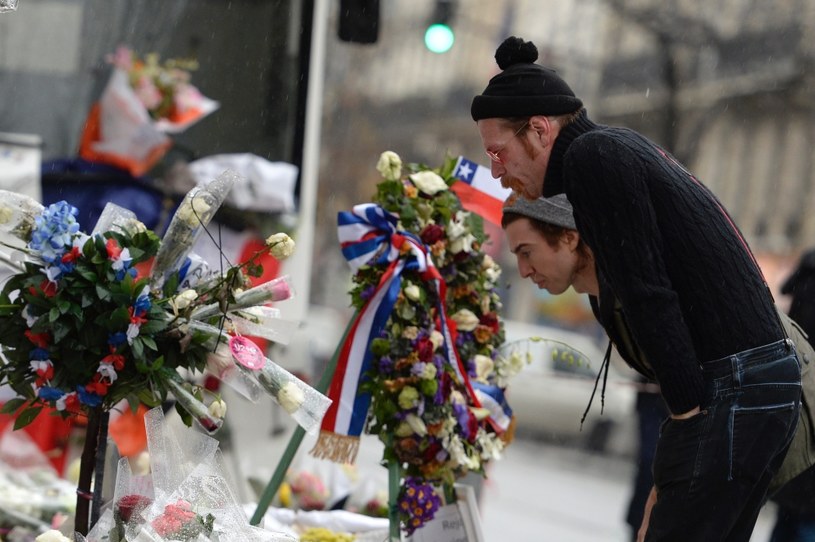 Brytyjski tabloid "Daily Mail" twierdzi, że zamachowcy w hali Bataclan w Paryżu polowali na Jessego Hughesa, lidera grupy Eagles of Death Metal.