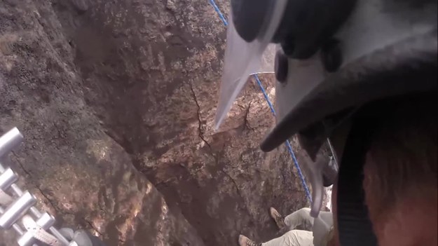 Panie I Panowie, oto zwycięzca konkursu na najbardziej ekstremalne selfie! Nik Halki z Los Angeles postanowił zejść w głąb wulkanu by zrobić sobie zdjęcie. Myślicie, że to szalenie niebezpiecznie? I słusznie. Największym zagrożeniem dla nieugiętego alpinisty była wysoka temperatura oraz toksyczne gazy, wydostające się z wnętrza krateru. Nik czekał kilka tygodni na odpowiedni moment, by zejść do kaldery wulkanu i zbliżyć się do wrzącej lawy.  