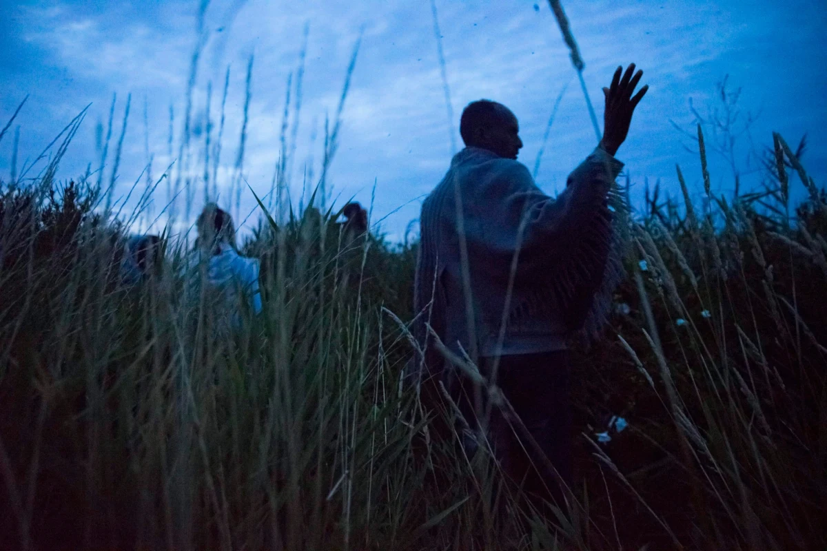 Francuska policja ostrzega przed nową plagą w Calais! Tabuny uchodźców zaczęły masowo atakować samochody osobowe na pobliskich autostradach i niszczyć pojazdy zaparkowane na ulicach. Mszczą się w ten sposób za to, ze funkcjonariusze uniemożliwiają im przedostanie się do Wielkiej Brytanii.
