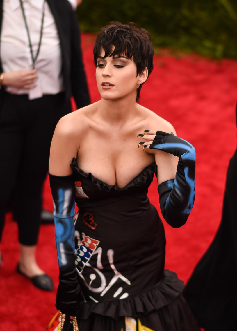 Katy Perry i Juicy J zostali pozwani przez rapera Flame’a za naruszenie praw autorskich w ich piosence "Dark Horse". Para muzyków poprosiła sąd, by ten odrzucił wniosek.