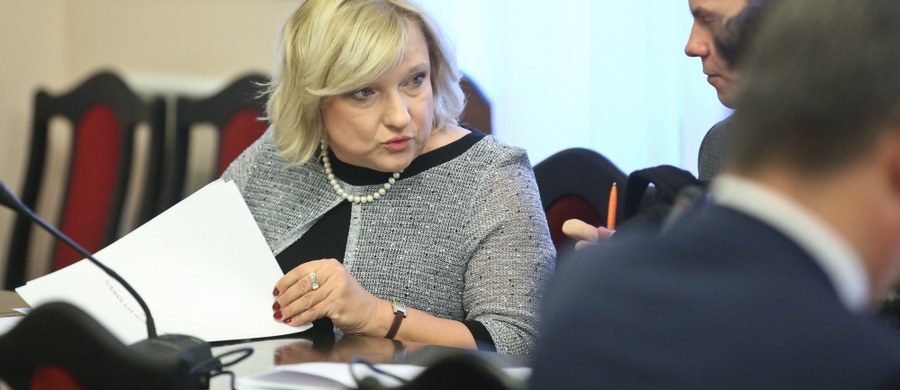 W sejmowej komisji administracji ruszyły prace nad nową ustawą o służbie cywilnej. Umożliwi ona władzy dowolne - jak twierdzi opozycja - zwalnianie i zatrudnianie 1600 dyrektorów i kierowników państwowych urzędów. Prace zostały wstrzymane wczoraj po tym, jak PiS przegrał głosowanie i posłowie musieli poczekać na stanowisko rządu w tej sprawie.