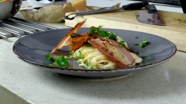 Spaghetti... Zanim napiszę pierwsze słowa - już wiem, że narażam się jak ja to nazywam „gastroheretykom”. Obrońcy praw wszelakich, często zaczerpniętych żywcem z Wikipedii zarzucą mi na wstępie niedopuszczalną wręcz obecność śmietany w liście składników. Uprzedzając zaczepki wskazuję więc na tytuł i wtrącenie "a’la Darek Kuźniak". Do wspólnego gotowania zapraszam więc ciekawych mojej wariacji na temat carbonary i jak zwykle fanów dobrej domowej kuchni!