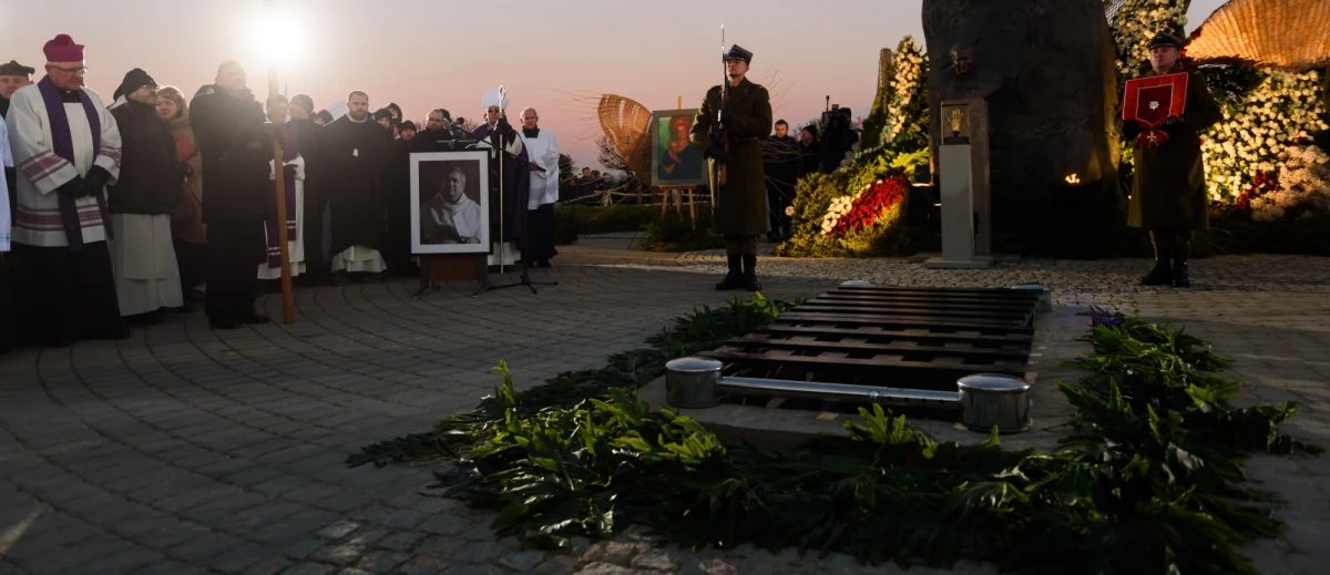 Kilka tysięcy osób uczestniczyło w poznańskim kościele oo. Dominikanów w mszy za zmarłego przed tygodniem ojca Jana Górę. Dominikanin z Poznania został pochowany na Polach Lednickich.