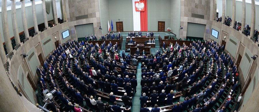 Sejm uchwalił nowelizację ustawy o służbie cywilnej, zgodnie z którą wyższe stanowiska w tej służbie będą obsadzane w drodze powołania, a nie konkursu. Bez konkursu powoływany będzie również prezes ZUS. Za przyjęciem nowelizacji, której projekt złożył w Sejmie klub PiS, głosowało 233 posłów, przeciw było 190, nikt nie wstrzymał się od głosu.