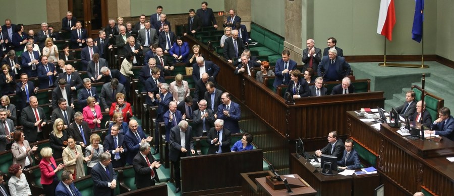 Sejm uchwalił nowelizację ustawy o radiofonii i telewizji, która zakłada m.in. wygaśnięcie mandatów dotychczasowych członków zarządów i rad nadzorczych Telewizji Polskiej oraz Polskiego Radia. Za uchwaleniem noweli głosowało 232 posłów, 152 było przeciw, a 34 wstrzymało się od głosu.
