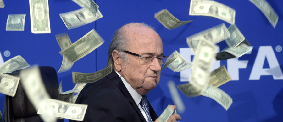 Szwajcarskie Federalne Biuro Sprawiedliwości (FOJ) przekazało do USA pierwszą partię dowodów zebranych w sprawie domniemanej korupcji na szczytach piłkarskiej organizacji FIFA. Do czasu wyjaśnienia sprawy władze w Szwajcarii zamroziły 80 milionów dolarów umieszczonych na 13 rachunkach bankowych.