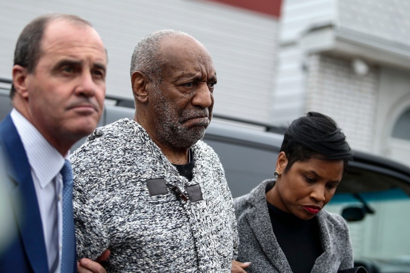 Amerykański komik Bill Cosby, któremu od lat wiele kobiet zarzuca, że molestował je seksualnie, został teraz formalnie oskarżony o takie przestępstwo. Zdecydowała się na to w środę prokuratura w mieście Norristown w Pensylwanii.