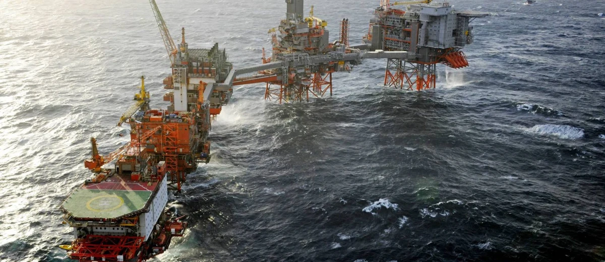 Długa na 110 metrów i szeroka na 30 metrów barka zerwała się z cumy i dryfuje po Morzu Północnym. Istniało zagrożenie, że uderzy wprost w instalacje wiertnicze należące do BP. Z pobliskich platform ewakuowano więc 235 osób. Dryfującej barki nie udało się zatrzymać, ale wszystko wskazuje na to, że największe zagrożenie minęło.