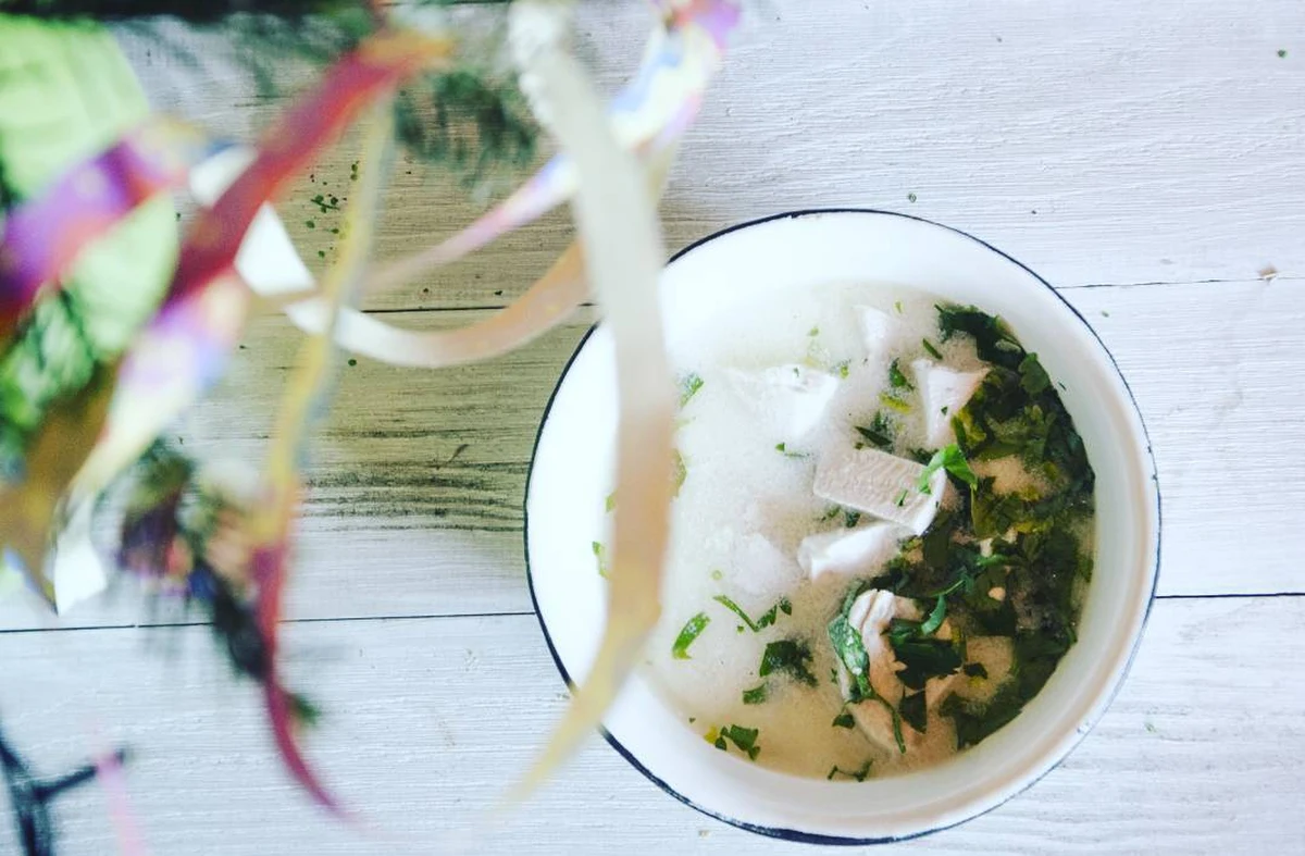 Z kacem w Nowy Rok? Komu to potrzebne. O lekarstwo na posylwestrową, ciężką głowę zadbaj już dziś. I zrób czichirtmę - gruzińską zupę na bazie bulionu z kurczaka. Postawi na nogi, a większość składników masz już na pewno w domu. 