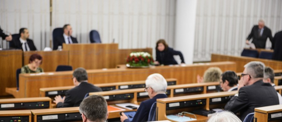 Senat opowiedział się zniesieniem obowiązku szkolnego dla 6-latków i przedszkolnego dla 5-latków popierając nowelizację ustawy o systemie oświaty. Poparł też zmiany w ustawie o służbie cywilnej - wyższe stanowiska będą tam obsadzane w drodze powołania, nie konkursu. Senatorowie zaakceptowali też ustawę medialną. Teraz nowela ustawy o rtv trafi do prezydenta.