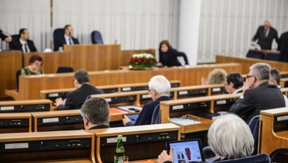 Senat zatwierdził proponowane przez PiS zmiany w prawie ws. 6-latków, służby cywilnej i mediów