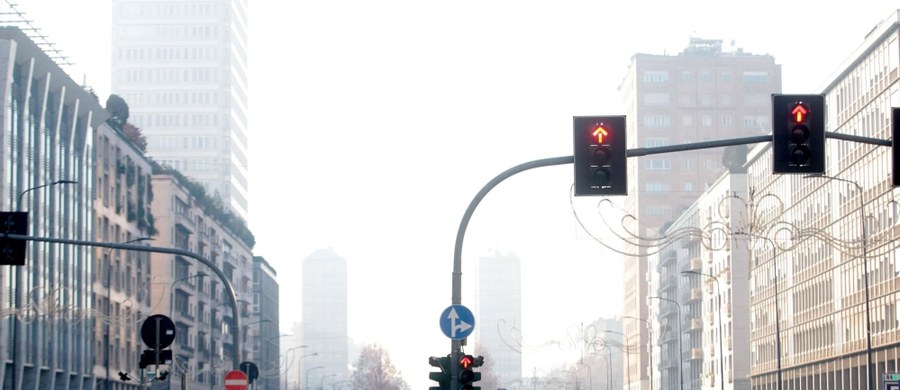 W związku z bardzo wysokim poziomem smogu władze Neapolu wprowadziły zakaz ruchu ulicznego przez 6 dni. Ponadto zapadła decyzja o obniżeniu temperatury ogrzewania do 17-18 stopni Celsjusza.