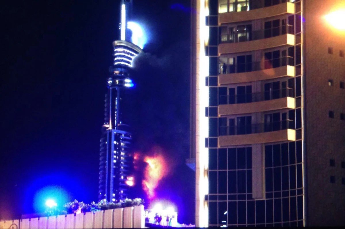 Pożar hotelu w Dubaju w Zjednoczonych Emiratach Arabskich. W ogniu stanął 63-piętrowy budynek. Według policji 14 osób odniosło lekkie obrażenia. Źródła medyczne mówią o 60 osobach, które zostały lekko poszkodowane. 