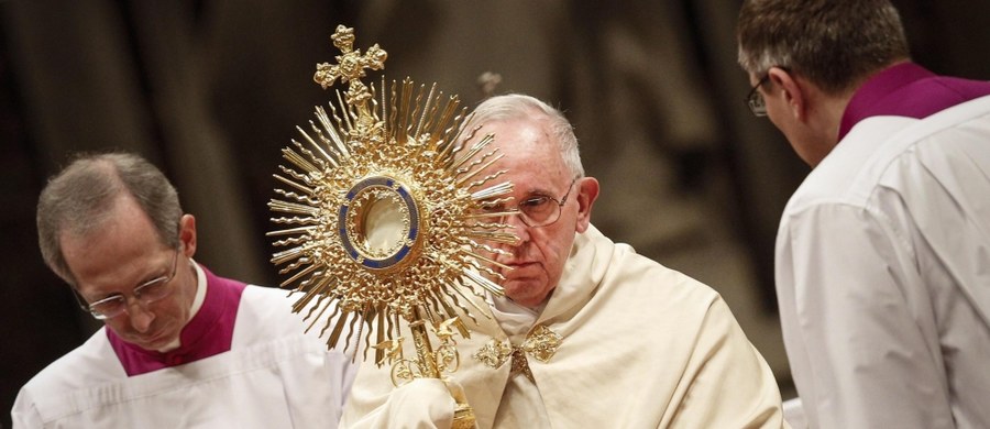 Papież Franciszek powiedział podczas nieszporów za kończący się rok, że był on naznaczony przez przemoc, śmierć i cierpienie, ale także przez wielkie gesty dobroci i solidarności. Mówił, że tych znaków miłości nie przyćmi zło.