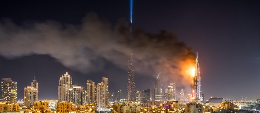 Mimo pożaru, który wybuchł w wieczór sylwestrowy w hotelu w centrum Dubaju, pokaz fajerwerków w tym mieście odbył się zgodnie z planem. Tamtejsze władze poinformowały, że ogień został opanowany w 90 procentach.