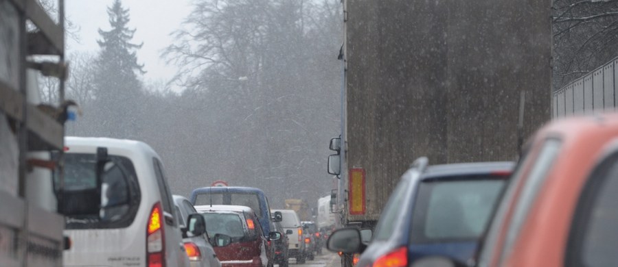 Śnieg i gołoledź przywitały w Nowym Roku kierowców na zachodzie kraju. Bardzo niebezpiecznie jest na drogach Dolnego Śląska, w Lubuskiem oraz Zachodniopomorskiem. 