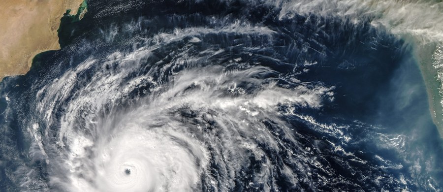 Setki osób ewakuowano na wyspach Tonga, po tym jak cyklon "Ula" nawiedził ten archipelag na południowo-zachodnim Pacyfiku. Żywioł niszczył budynki, zrywał dachy i sieć energetyczną. Na razie nic nie wiadomo o ofiarach śmiertelnych. 