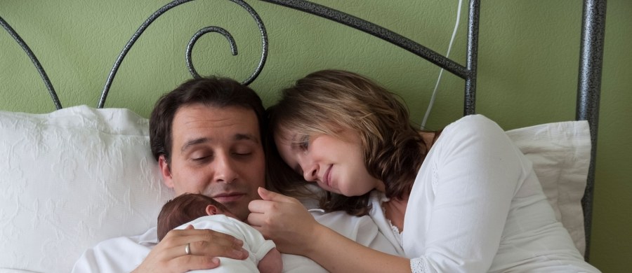 Od soboty obowiązują nowe przepisy dotyczące wykorzystywania przez rodziców urlopów macierzyńskich i rodzicielskich. Skorzystają na nich między innymi studenci, osoby bezrobotne, rolnicy i osoby zatrudnione na podstawie umowy o dzieło, którzy - jako rodzice dzieci, które nie ukończyły jeszcze roku - mogą dostać zasiłek w wysokości 1000 złotych na dziecko netto. "Te zmiany zbliżają Polskę w kierunku państwa, które ma rozwiniętą politykę prorodzinną, tak jak kraje skandynawskie" - komentuje w rozmowie z RMF FM Patrycja Dołowy z Fundacji Mama. Zmiany wprowadza nowelizacja Kodeksu pracy i niektórych innych ustaw zaproponowana jeszcze przez Bronisława Komorowskiego. Mają one uelastycznić sposób wykorzystywania urlopu rodzicielskiego, a przez to ułatwić rodzicom godzenie pracy zawodowej z opieką nad dzieckiem. Sprawdź, co dokładnie zmieniło się w przepisach! 