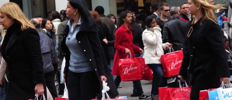 "Różowy podatek" - w ten sposób amerykańska prasa opisuje najnowsze badanie rynku, które wskazuje, że kobiety za większość produktów płacą średnio o kilka proc. więcej, niż mężczyźni. Analizę opisuje tygodnik "Time".