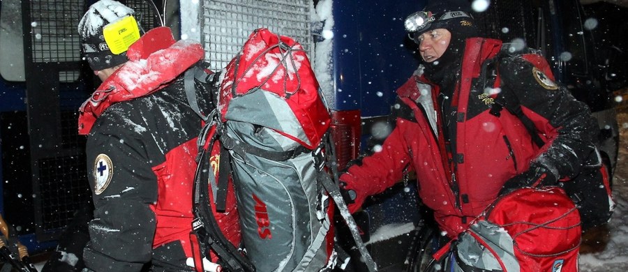 „Warunki do wędrowania w Tatry są skrajnie trudne. Sprzęt nie gwarantuje bezpieczeństwa. Prosimy o rezygnację z wyjść w wyższe partie Tatr” – tak ratownicy Tatrzańskiego Ochotniczego Pogotowia Ratunkowego apelują do turystów. I przypominają – w ciągu ostatniego tygodnia w Tatrach po stronie słowackiej i polskiej zginęło aż 11 osób.
