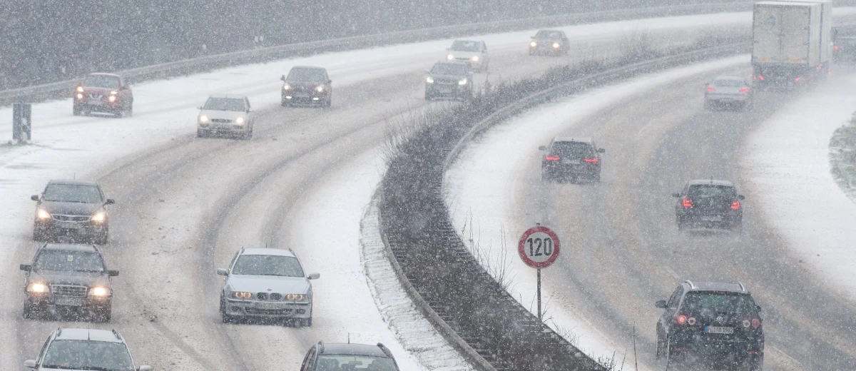 Zakorkowana zakopianka w kierunku Krakowa, autostrada A2 w stronę granicy z Niemcami i dolnośląski odcinek A4 - kierowcy w niedzielę utknęli w korkach niemal w całej Polsce. Zobaczcie zapis relacji na żywo!