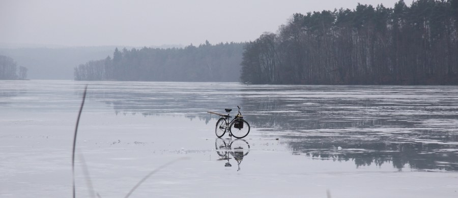 W nocy zamarzły mazurskie jeziora od Mamr, przez Niegocin po Mikołajskie. Zamarznięte jest także największe polskie jezioro - Śniardwy. Ratownicy podkreślają, że lód na wszystkich jeziorach jest zbyt cienki, by wchodzić na niego.