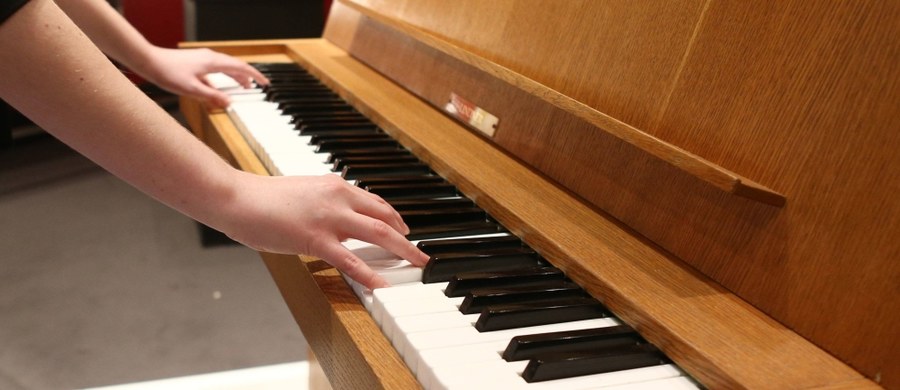 Muzycy, którzy w trakcie gry aktywnie wyrażają emocje, stają się dzięki temu bardziej kreatywni - przekonują na łamach czasopisma "Scientific Reports" naukowcy z Johns Hopkins School of Medicine i University of California - San Francisco. Wyniki badań prowadzonych wśród pianistów jazzowych pokazują, że emocje silnie wpływają na to, które z rejonów mózgu odpowiedzialnych za kreatywność są aktywne i do jakiego stopnia.