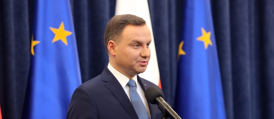 Prezydent Andrzej Duda otrzymał tytuł polityka roku w sondażu CBOS. Na drugim miejscu uplasował się Jarosław Kaczyński. Wśród polityków zagranicznych na miano polityka roku 2015 zasłużyła, według pytanych, kanclerz Niemiec Angela Merkel.
