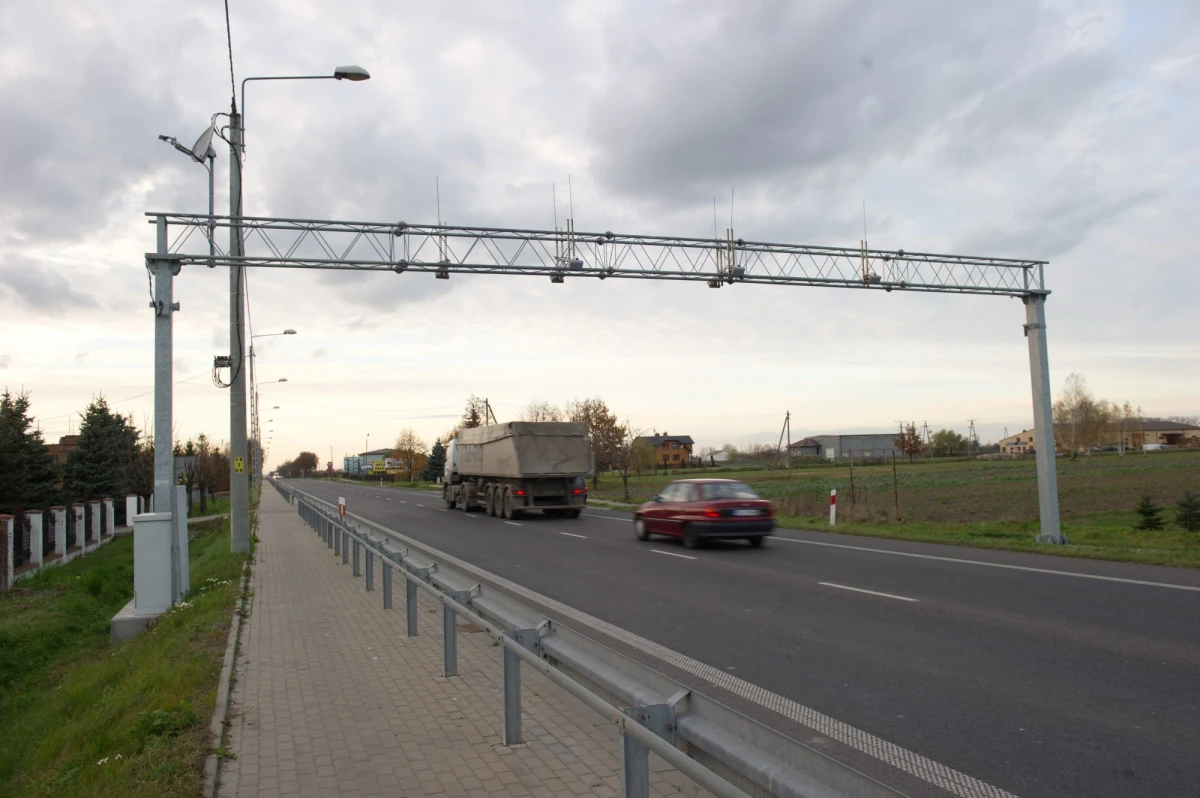 Nie udało się uruchomić wszystkich urządzeń w ramach odcinkowego pomiaru prędkości. Kamery zamontowane w 29 miejscach miały działać do końca 2015 roku. Jest początek stycznia a kierowców „podglądają” urządzenia jedynie w czterech miejscach w Polsce. Zresztą, podobnie jak przed miesiącem. 