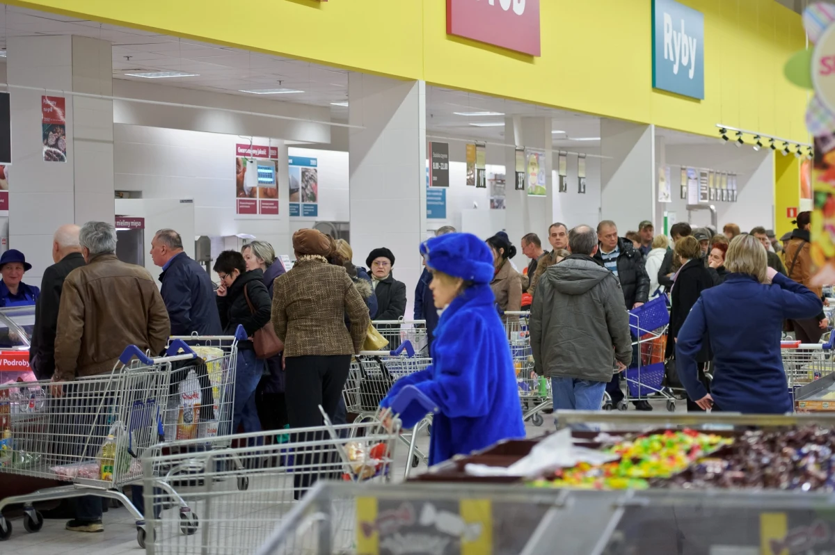 „W 2016 r. w sklepach spożywczych wydamy nieco ponad 199 mld zł” – pisze „Rzeczpospolita”, powołując się na prognozę firmy Euromonitor International. „Będzie to tylko ok. 2 proc. więcej niż w ubiegłym roku, co oznacza, że branża dalej będzie prowadziła mordercze wojny cenowe” – podkreśla dziennik. 