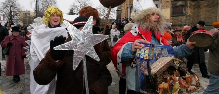 Wizytę tradycyjnych kolędników można zamówić do domu w Łodzi. Zainteresowanie jest duże, ale jeszcze kilka godzin w Święto Trzech Króli jest wolnych. A prawdziwi kolędnicy nie tylko się pokażą, ale też zaśpiewają z przytupem - tak jak robiło się to kiedyś w podłódzkich wsiach. 