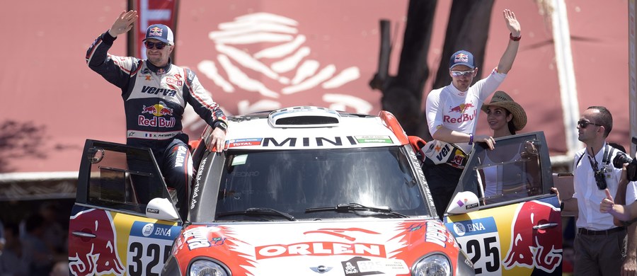 Adam Małysz zajął 15. miejsce, najlepsze z polskich kierowców, na poniedziałkowym etapie Rajdu Dakar z metą w Termas de Rio Hondo w Argentynie i na takiej też pozycji jest po dwóch etapach. Do lidera, utytułowanego Francuza Sebastiena Loeba, traci ponad 12 minut.