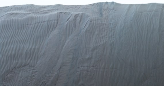 NASA opublikowała nowe zdjęcia, wykonane przez łazik Curiosity w wydmowym rejonie Bagnold Dunes, który sonda mija w drodze w stronę szczytu Mt. Sharp. Widać na nich ślady pyłu, sypiącego się stopniowo po stromym zboczu wydmy nazwanej "Namib". Wcześniejsze zdjęcia tego rejonu, wykonane z orbity Czerwonej Planety pokazywały, że wydmy w tym rejonie przesuwają się pod wpływem wiatru z prędkością około metra na ziemski rok.