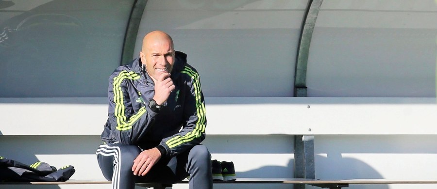 Kilka tysięcy fanów przyszło na pierwszy trening piłkarzy Realu pod wodzą Zinedine'a Zidane'a. Francuz w poniedziałek zastąpił na stanowisku szkoleniowca Rafaela Beniteza i ma być madrycką wersją barcelońskiego Josepa Guardioli.
