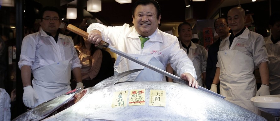 Równowartość 108,5 tys. euro - tyle zapłacił właściciel sieci restauracji sushi na aukcji w Tokio za ważącego 200 kilogramów tuńczyka błękitnopłetwego. Była to ostatnia noworoczna aukcja na słynnym targu Tsukiji, który wkrótce czeka przeprowadzka.
