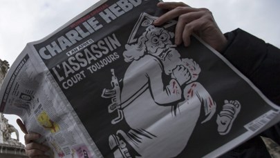 Nowy numer "Charlie Hebdo". Na okładce Bóg i napis "Morderca nadal na wolności"