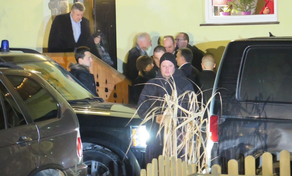 "Była to dobra i długa rozmowa" - tak jeden z uczestników spotkania Jarosława Kaczyńskiego z premierem Węgier Viktorem Obranem podsumowuje rozmowy obu polityków. Wciąż żadnych oficjalnych komentarzy w tej sprawie nie ma. Prezes Prawa i Sprawiedliwości spotkał się z szefem węgierskiego rządu w niewielkim pensjonacie w Niedzicy na południu Polski. Panowie rozmawiali przez prawie sześć godzin. Joachim Brudziński przed godziną 18 w środę napisał na Twitterze: "Nikt z nas dzisiaj rano nie przypuszczał, że to spotkanie zakończy się dopiero teraz". 