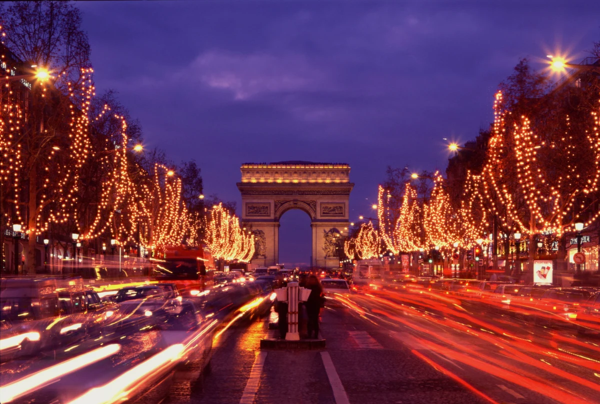 Pola Elizejskie, reprezentacyjna aleja Paryża, będą zamknięte dla ruchu samochodowego jedną niedzielę w miesiącu i w całości udostępnione pieszym - ogłosiła mer francuskiej stolicy Anne Hidalgo.