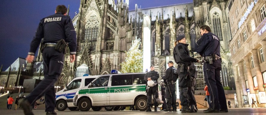 Niemiecka policja zatrzymała kilku sprawców napaści seksualnych i rabunkowych na kobiety, do których doszło w sylwestra w Kolonii. Zawiadomienia o przestępstwie złożyło dotychczas blisko 160 ofiar ataków w dwóch niemieckich miastach. Policja krytykowana jest za opieszałość.