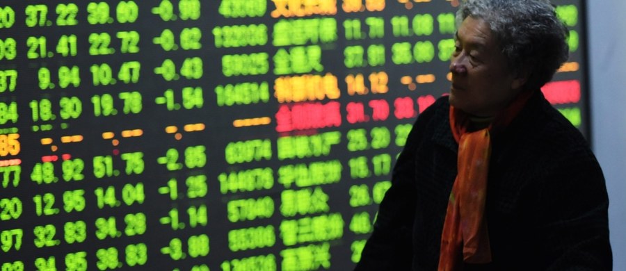 Notowania na chińskich giełdach papierów wartościowych w Szanghaju i Shenzhen zostały wstrzymane po spadkach o ponad 7 procent i po obniżeniu przez bank centralny kursu juana. Chińskie giełdy zamknięto przedwcześnie już drugi raz w tym tygodniu.