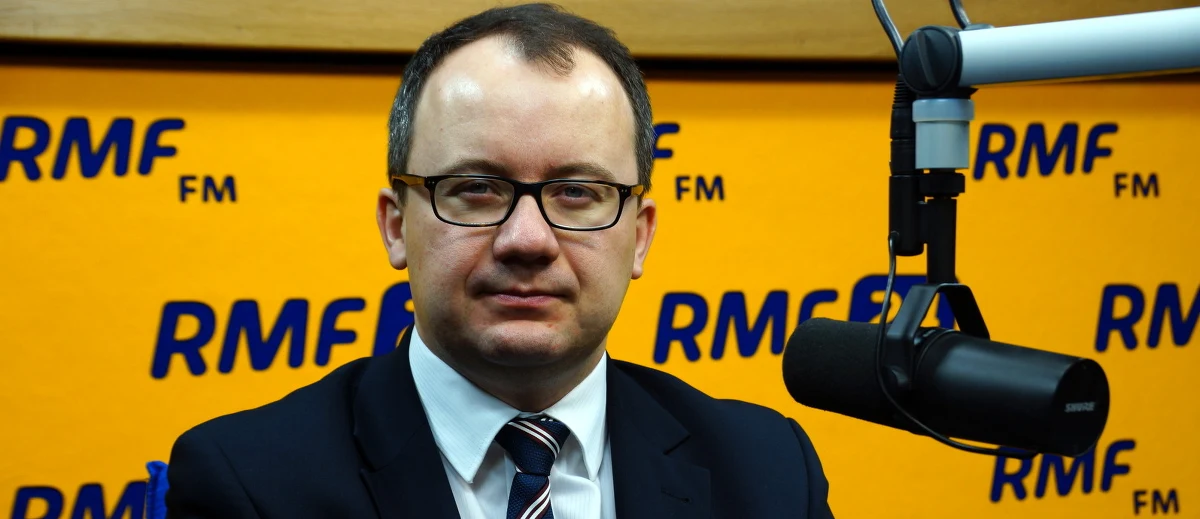 Ustawa o policji to „zainfekowanie polskiego internetu koniem trojańskim totalnej inwigilacji”? „Mógłbym się zgodzić z takim poglądem” – mówi gość Kontrwywiadu RMF FM, Rzecznik Praw Obywatelskich Adam Bodnar. Jego zdaniem „sytuacja, w której ktokolwiek z władzy może zapoznawać się z tym, co robimy w internecie, powoduje zagrożenie prawa do prywatności”. „Jeżeli pan ma jakieś rzeczy, które budzą intymne zainteresowanie, to czy chciałby pan przeczytać o sobie w prasie, że pan takie rzeczy lubi, bo jakaś prasa od policji wydobędzie takie dane? Jakieś służby będą mogły szantażować pana tym, że wiedzą, jakie ma pan zainteresowania internetowe” – komentuje gość RMF FM. Kontrola policji będzie podlegała kontroli sądowej? „Jeśli służby obecnie pozyskują 2 mln danych z billingów, to jeśli taką samą ilość danych pozyskiwano by z danych internetowych, to w jaki sposób sąd raz na pół roku, dostając sprawozdanie, jest w stanie dokonać rzetelnej kontroli?” – odpowiada Bodnar.