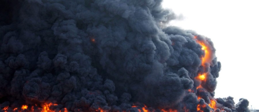 Co najmniej 65 osób zginęło w zamachu bombowym na ośrodek szkolenia policji w mieście Ziltan w zachodniej Libii. Sprawcy zamachu zdetonowali ciężarówkę załadowaną materiałami wybuchowymi wśród setek zgromadzonych na zbiórce rekrutów ośrodka. 